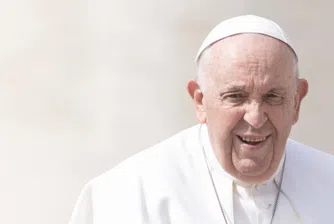 Какво говори AI пухеното яке на папа Франциск за бъдещето на модата