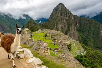 Мачу Пикчу все още се бори с туристите, дошли за голи снимки