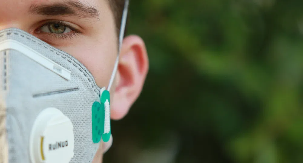 Лекари от COVID-отделения искат задължителни маски навън