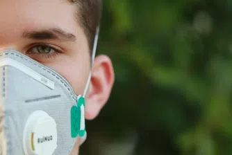 Лекари от COVID-отделения искат задължителни маски навън