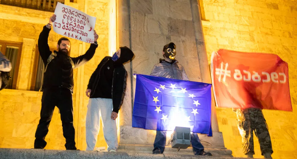 Втора нощ на сблъсъци между протестиращи и полиция в грузинската столица