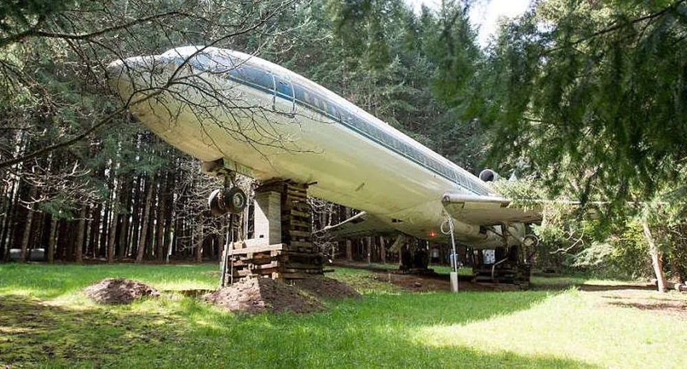Пенсионер превърна легендарен самолет в свой дом