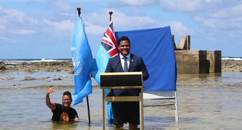 Министър записа обръщението си към COP26, нагазил до колене в океана
