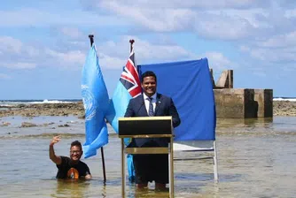 Министър записа обръщението си към COP26, нагазил до колене в океана