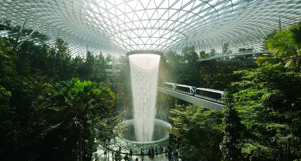 Най-доброто летище в света има дъждовна гора и басейн на покрива