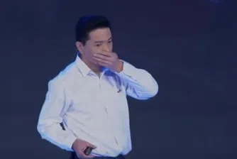 Заляха шефа на Baidu с минерална вода по време на конференция