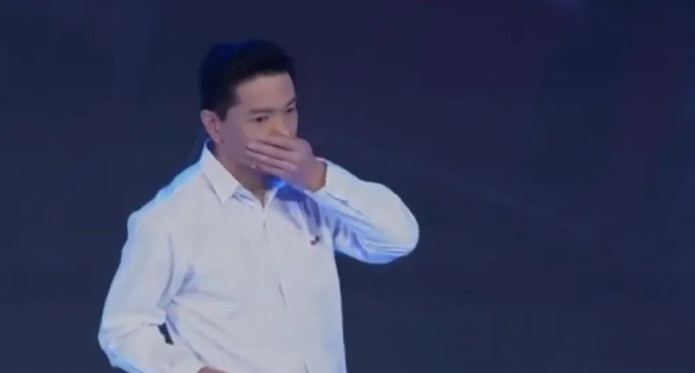 Заляха шефа на Baidu с минерална вода по време на конференция