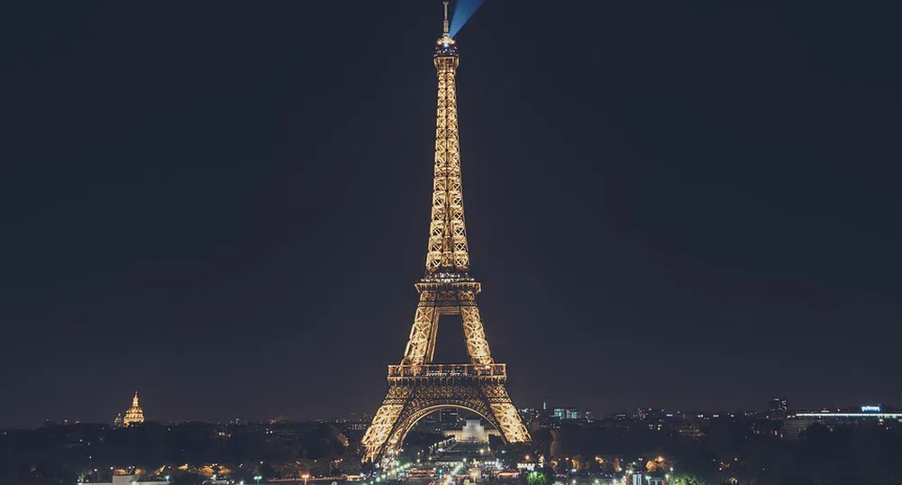 Снимането на Айфеловата кула през нощта е незаконно