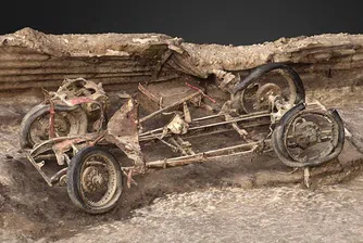 Рядък автомобил се появи близо до Стоунхендж