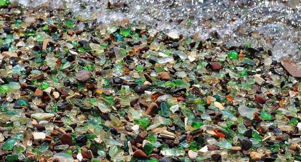 Когато природата поправя човешки грешки: стъклените плажове