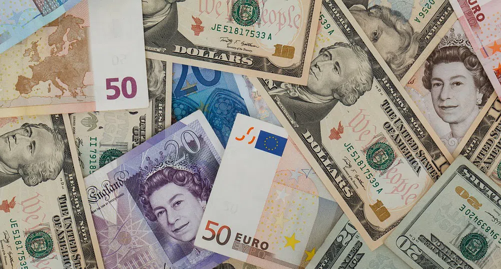 Еврото най-евтино спрямо долара от две десетилетия