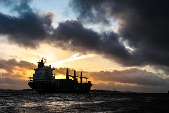 „Тъмни кораби“ превозват руски петрол за милиарди в нарушение на санкциите