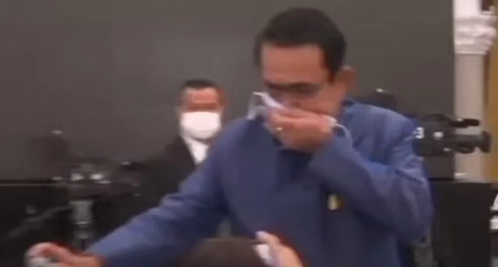 Тайландският премиер напръска журналисти с дезинфектант (видео)