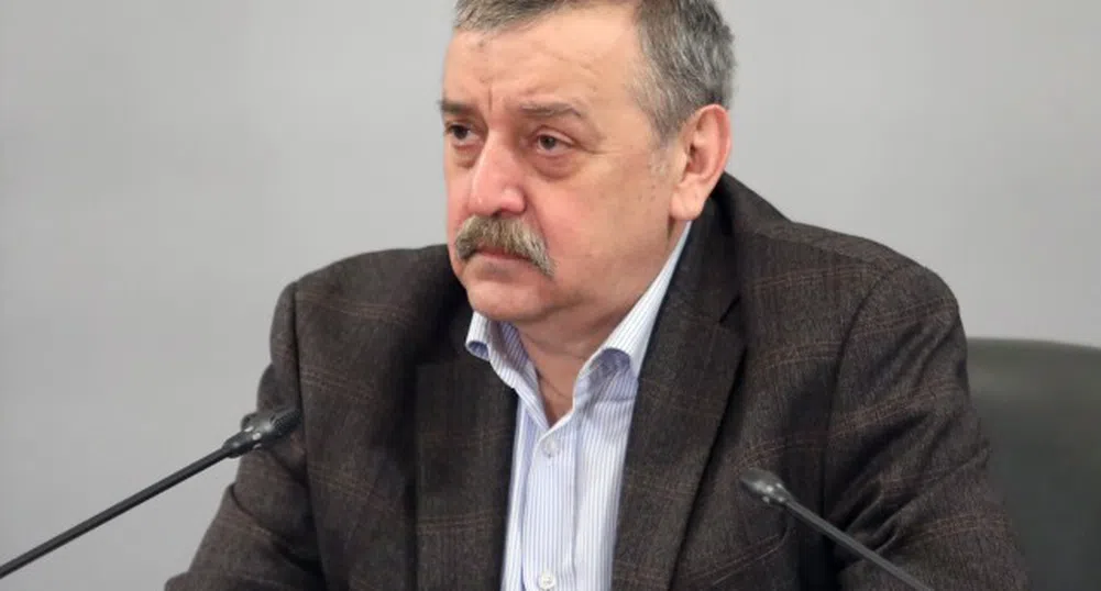 Кантарджиев: Очаква се възобновяване на масовата ваксинация до дни