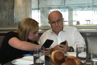 Топ експертът по киберсигурността на Тръмп блокира своя iPhone