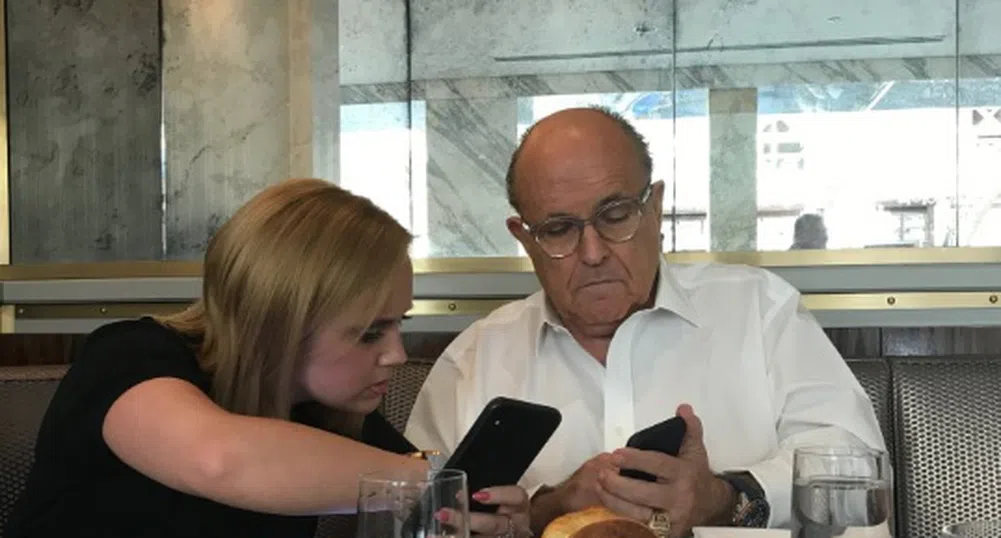 Топ експертът по киберсигурността на Тръмп блокира своя iPhone