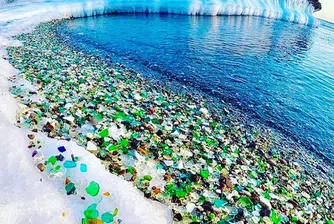 Този прекрасен плаж в Русия е направен от бутилки водка?