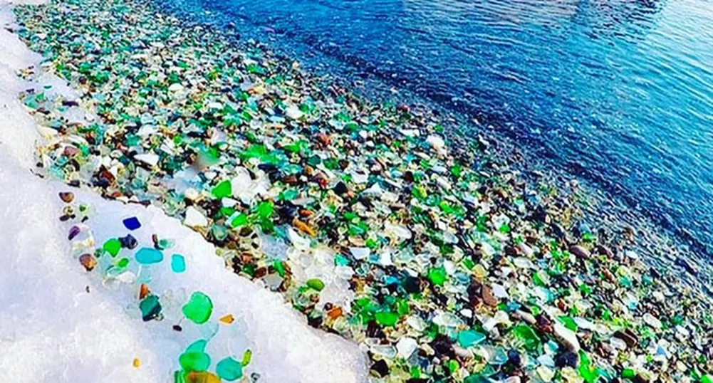 Този прекрасен плаж в Русия е направен от бутилки водка?