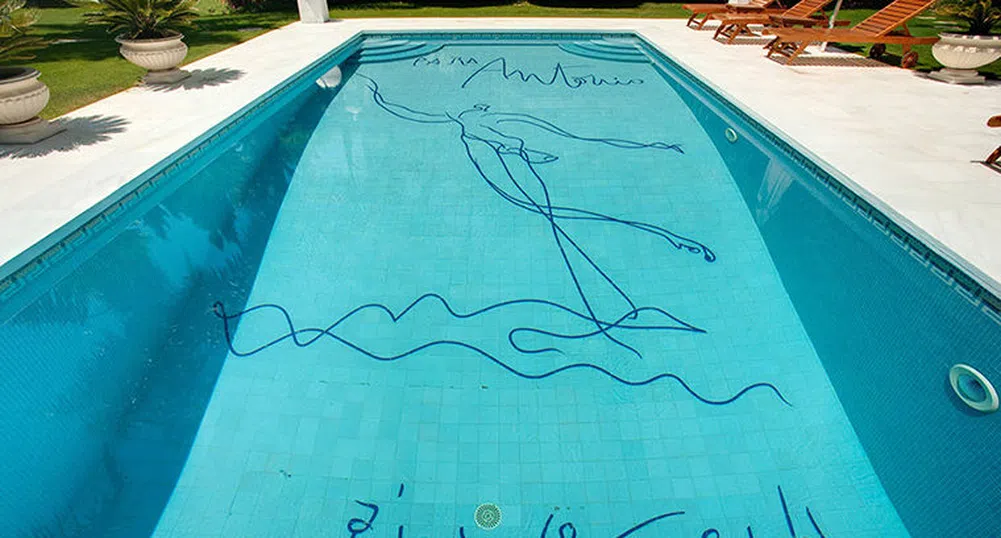 Продават имение с басейн, изрисуван от Пикасо