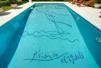 Продават имение с басейн, изрисуван от Пикасо