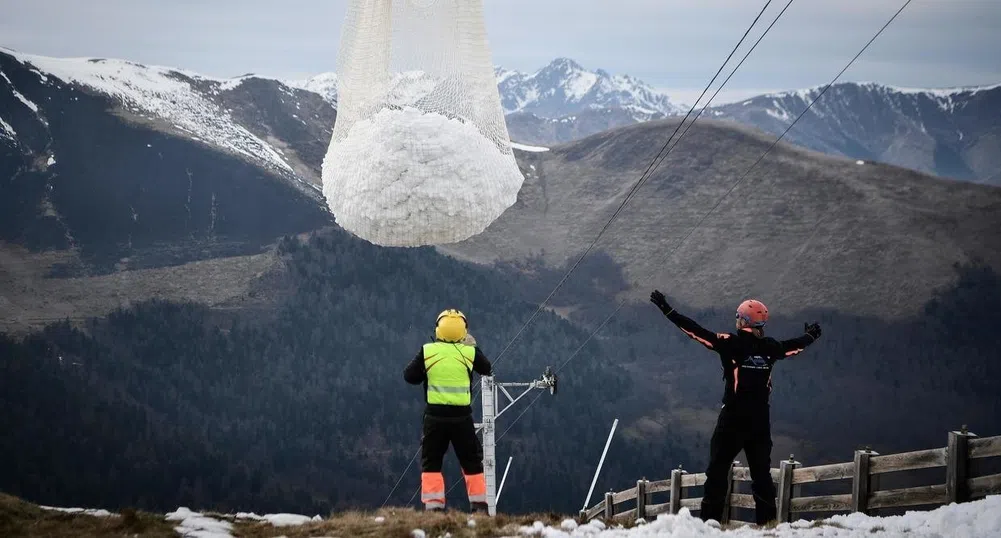 Френски ски курорт пренася сняг с хеликоптери до пистите
