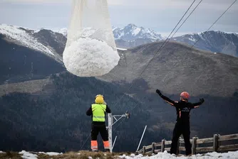 Френски ски курорт пренася сняг с хеликоптери до пистите