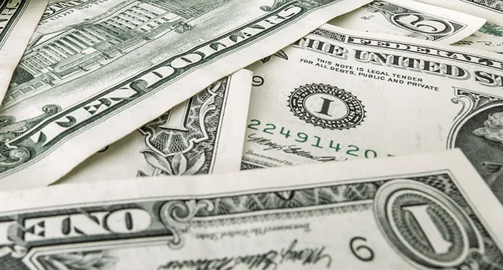 Доларът се стабилизира при ниски обеми на търговия преди Великден
