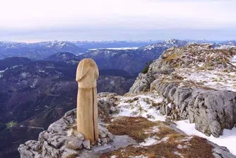 Някой постави огромен дървен фалос на връх в Австрия