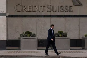 Стотици служители напускат закъсалата Credit Suisse всяка седмица