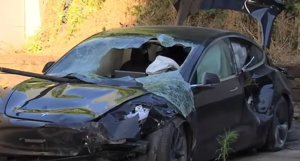 Как изглежда Tesla Model 3 след падане от 12 метра?