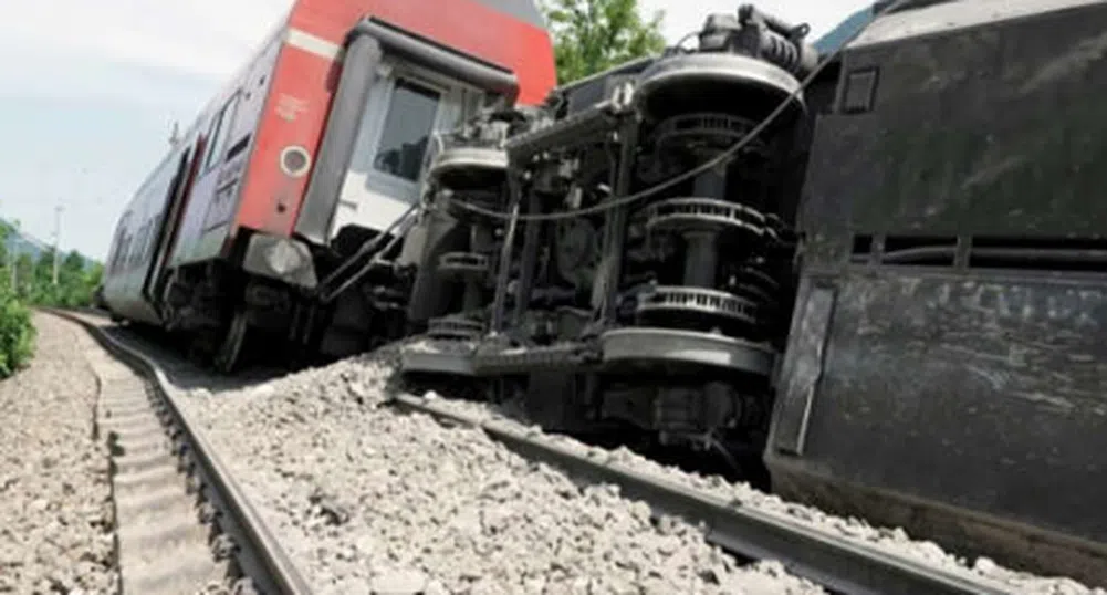 Четирима души загинаха при влакова катастрофа в Германия