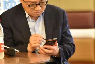 Уловиха шефа на Samsung с Galaxy Note 9 в ръце