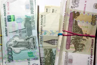 Руската рубла падна до рекордно ниско ниво спрямо долара