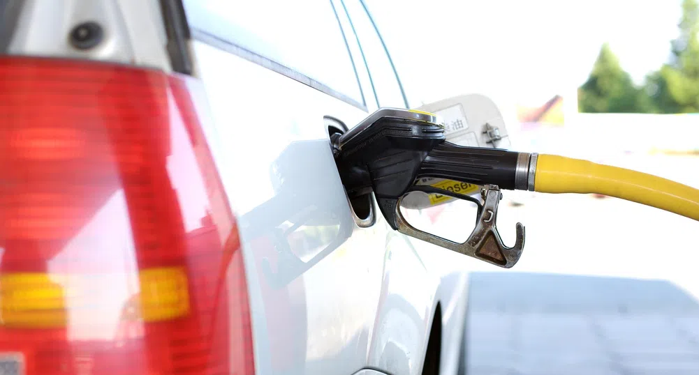Продажбите на горива в Европа бележат силен спад през март