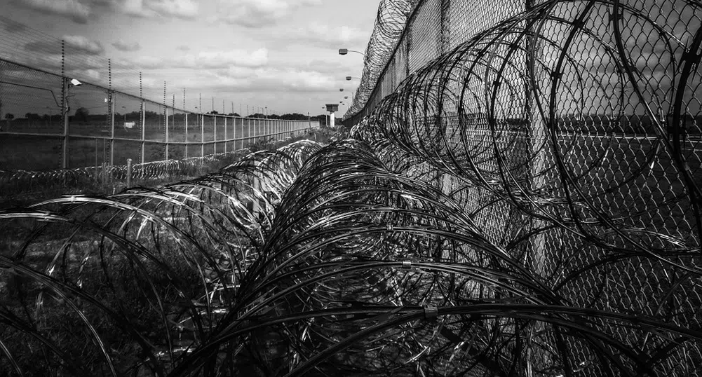 Затворници в Тексас пренасят телата на жертви на COVID-19 срещу $2 на час