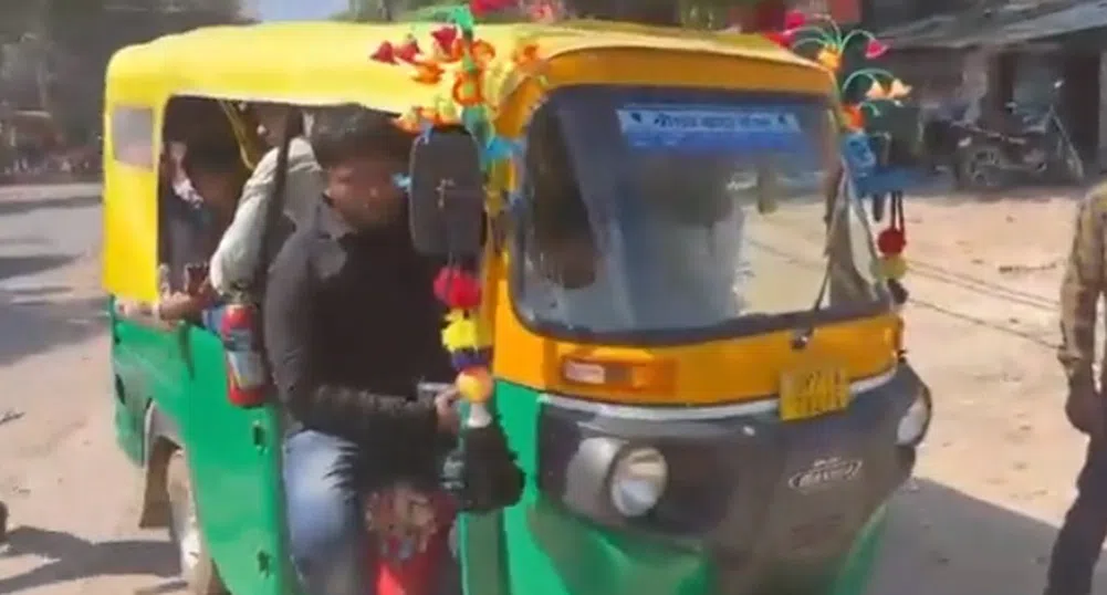 В Индия конфискуваха рикша с 27 пътници, движеща се с превишена скорост