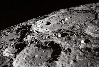 НАСА ще плати на компания 1 долар, за да събира камъни от Луната