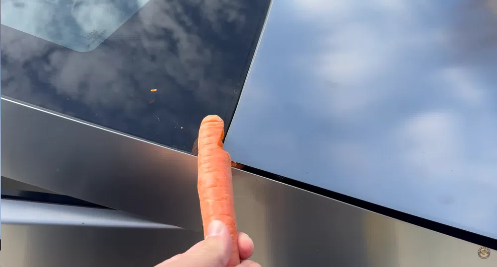 Cybertruck срещу морков: Ново видео показва капаните в дизайна на пикапа