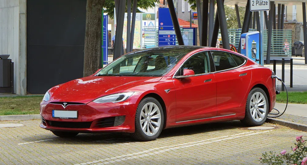 Защо държавните служители в Китай не могат да паркират Tesla на работа?
