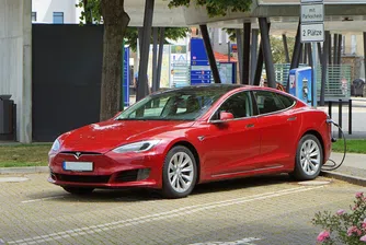 Защо държавните служители в Китай не могат да паркират Tesla на работа?