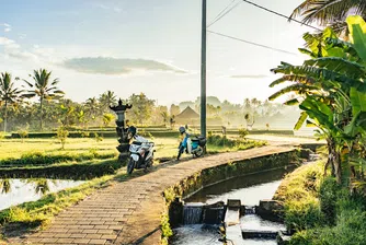 Бали може да забрани мотоциклетите - туристи карат без връхни дрехи и каски