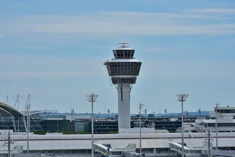 Контролната кула на това летище е разположена на 128 км от него