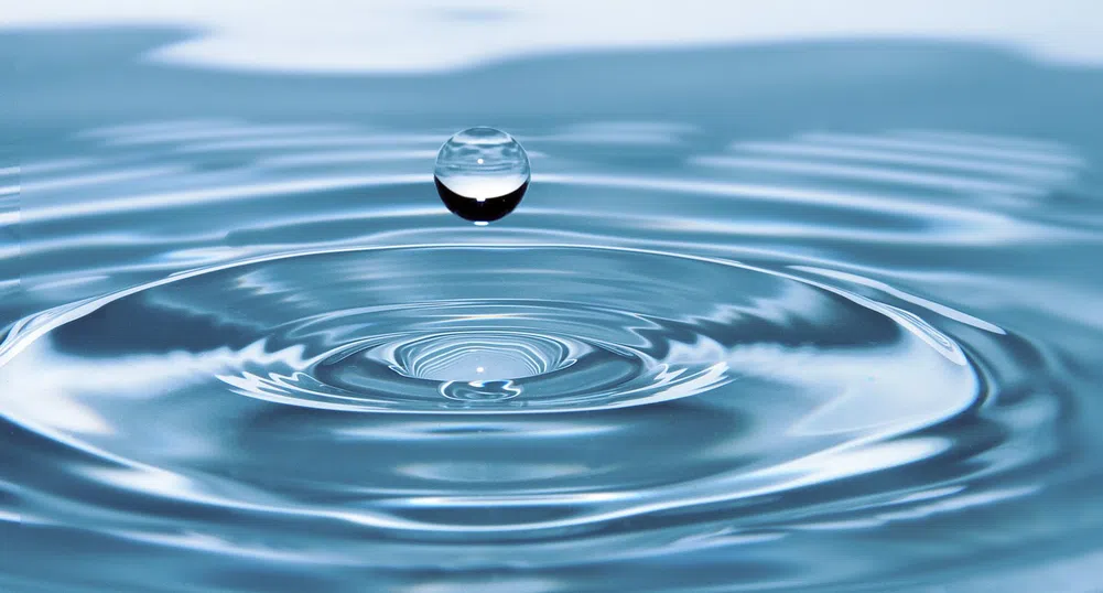 Високоефективен филтър за вода премахва микропластмасата за 10 секунди