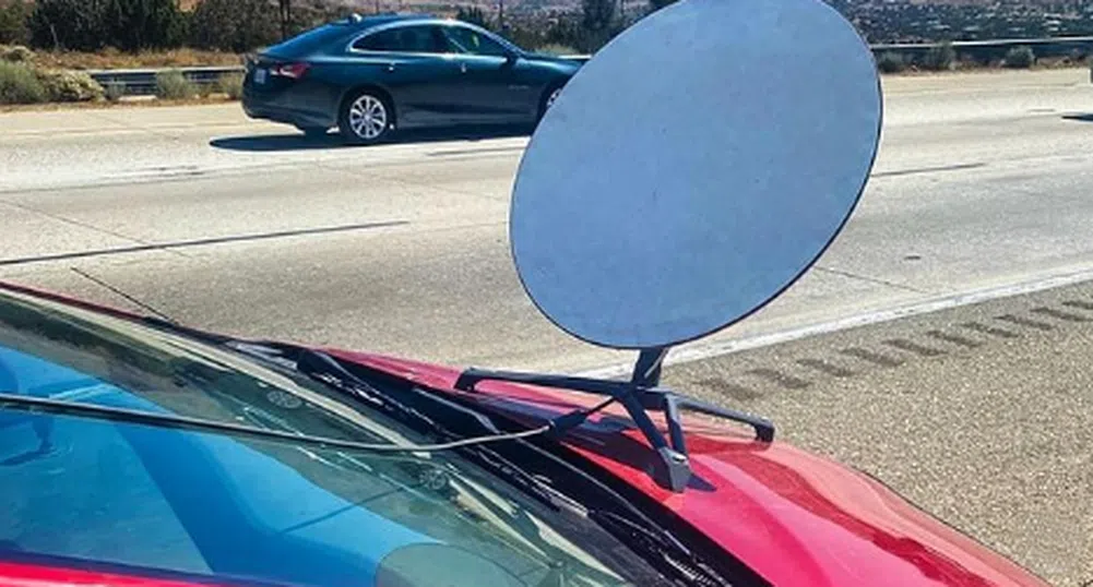 Полицията в Калифорния спря автомобил със сателитна чиния на предния капак