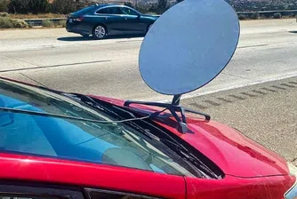 Полицията в Калифорния спря автомобил със сателитна чиния на предния капак