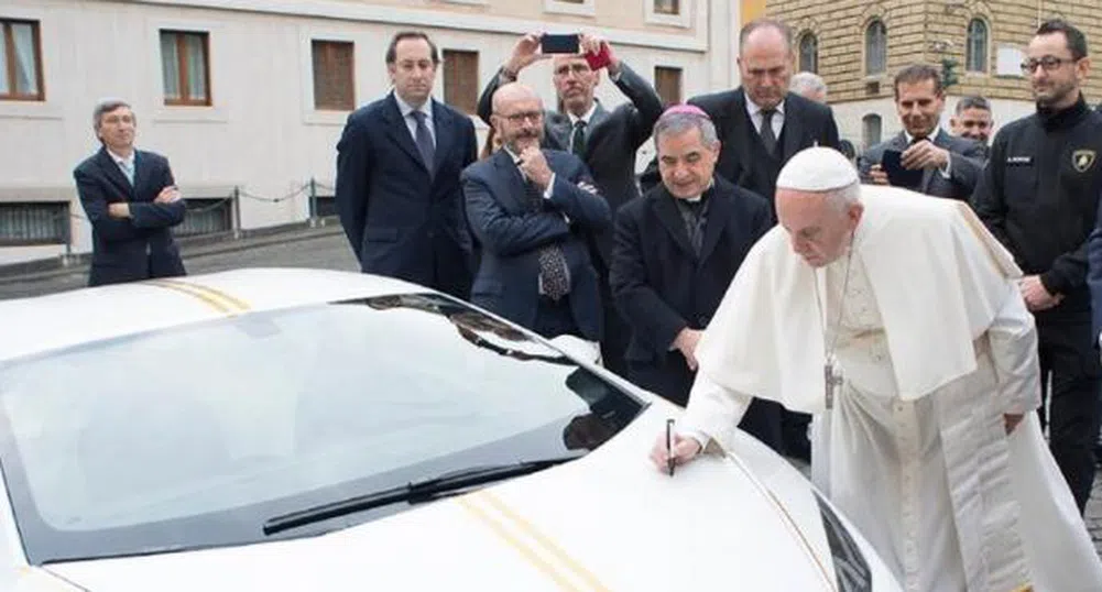 Подариха Lamborghini на папата, той веднага го обяви за продажба