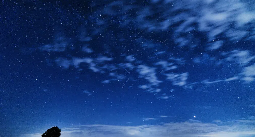 Ярък метеор озари небето над Русия (видео)