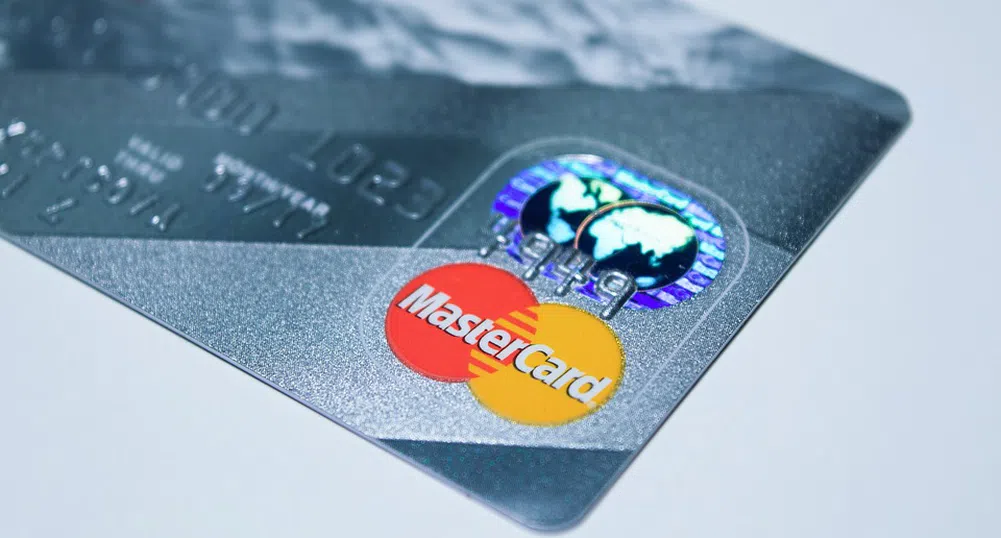 Mastercard показа банкова карта със сензор за пръстови отпечатъци