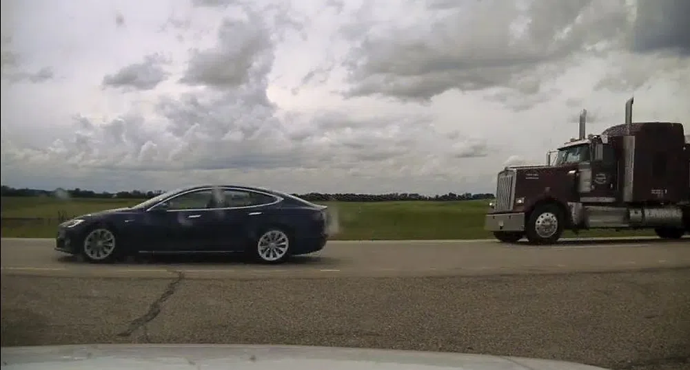 Хванаха шофьор на Tesla да спи, докато колата му се движи със 150 км/ч