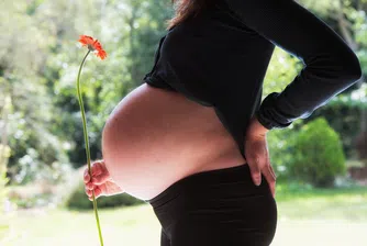 Тя е бременна в седмия месец, но няма никакъв корем
